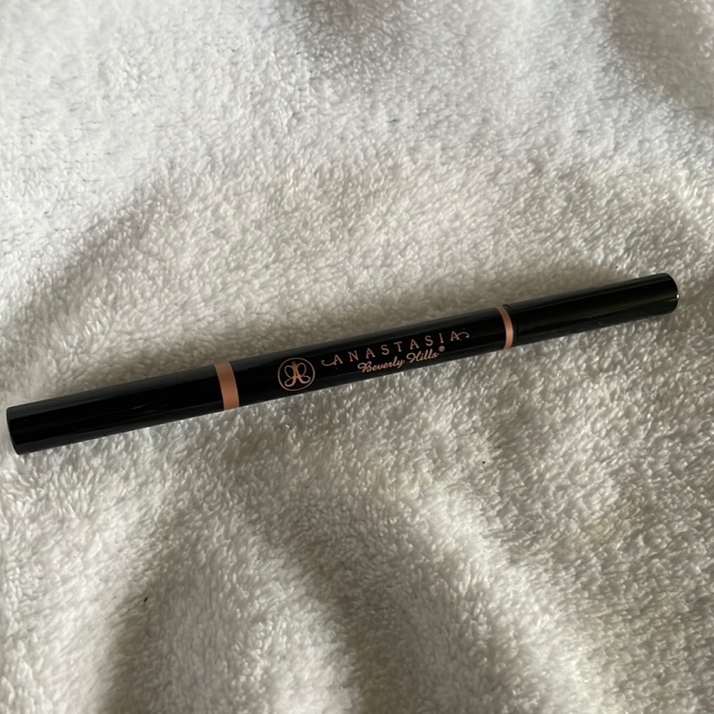 Brow Definer Triangle Tip Retractable Pencil With Spoolie
